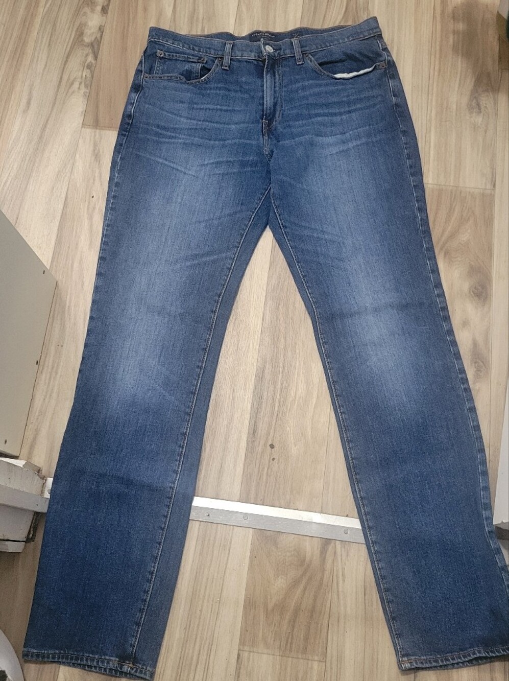 Lucky Brand  Men Straight Leg Jeans in Medium Blue Wash